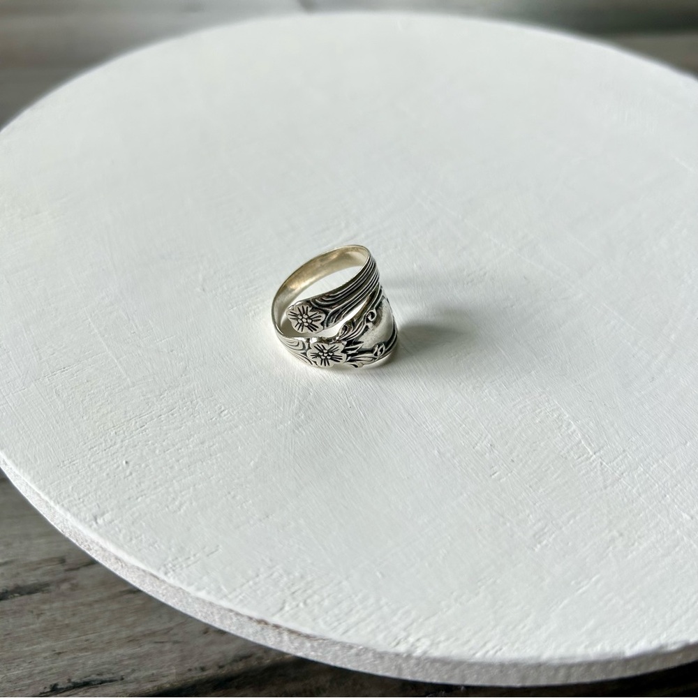 Vintage 1990s Avon Sterling Silver Spoon Ring w/ Floral Details Adjustable - Picture 2 of 9